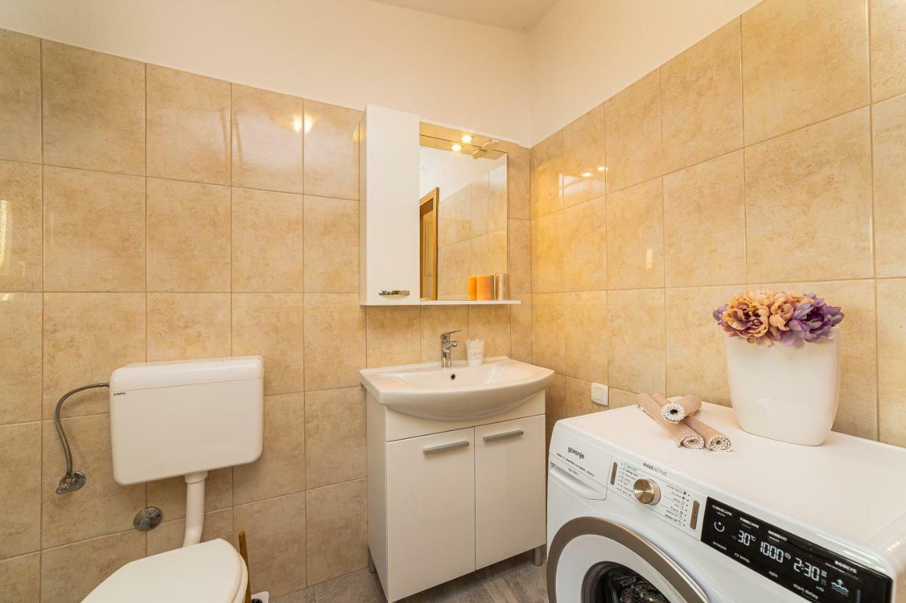 Guest House Pelja Plano Bagian luar foto